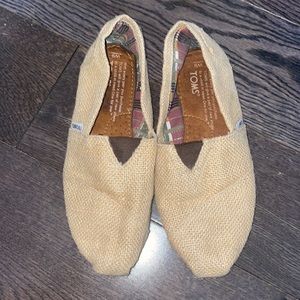 Tom’s canvas style slip on’s